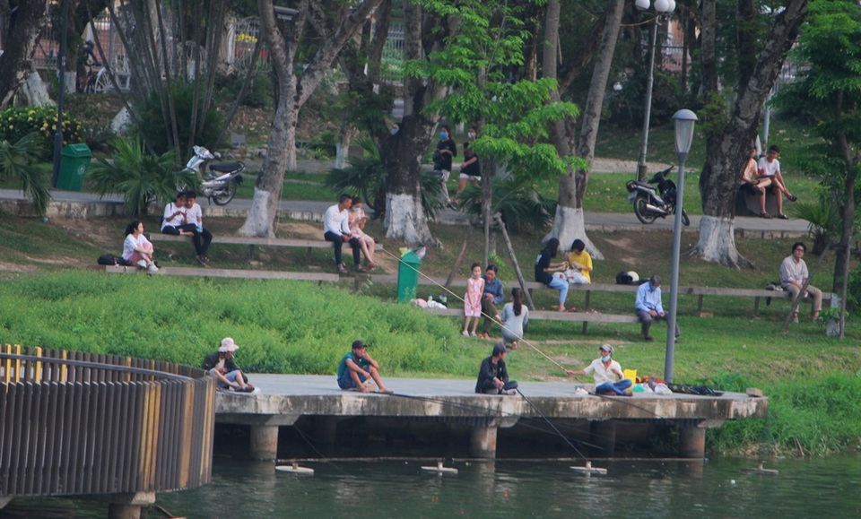 Nhiều người dân tụ tập chơi thể thao không đeo khẩu trang ở công viên - 8 Nhiều người dân tụ tập chơi thể thao không đeo khẩu trang ở công viên - 8