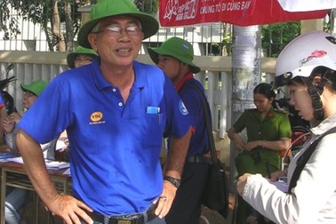 61 tuổi vẫn hăm hở tiếp sức cho sĩ tử