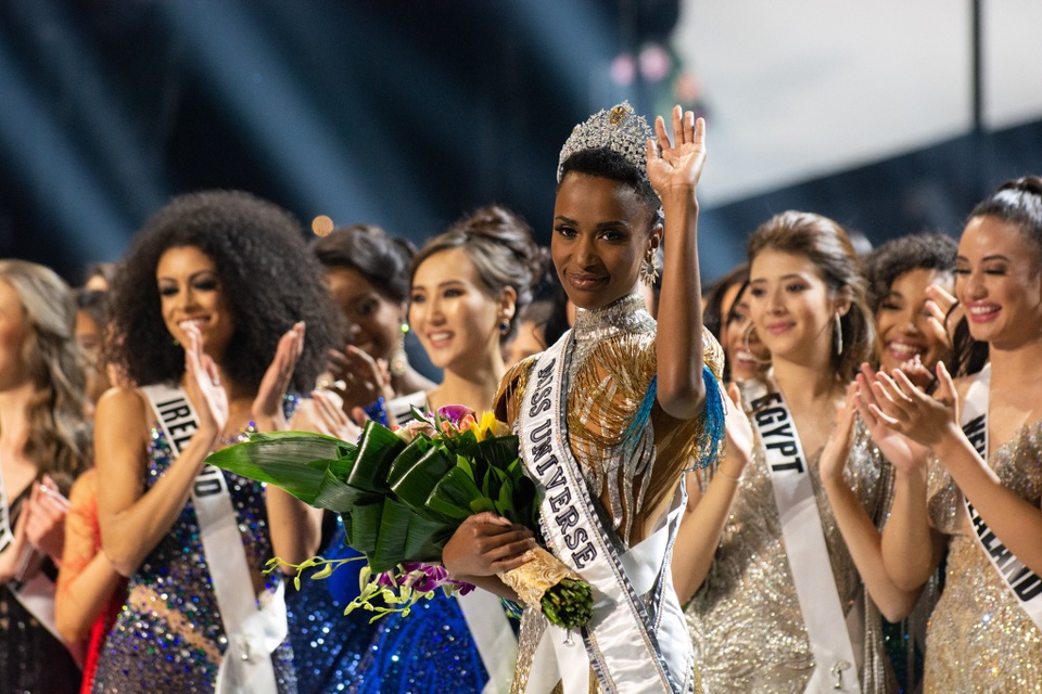 Những hình ảnh đầy cảm xúc của chung kết Hoa hậu Hoàn vũ 2019 - 13 Những hình ảnh đầy cảm xúc của chung kết Hoa hậu Hoàn vũ 2019 - 13