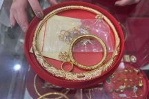 Bỏ gần 3 triệu đồng thuê 5 cây vàng để con trai đỡ tủi thân trong ngày cưới