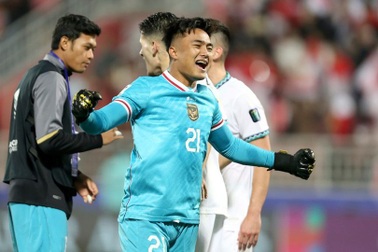 Đang ngồi ăn sáng, cầu thủ Indonesia bị sốc khi nhận lệnh bay sang Việt Nam