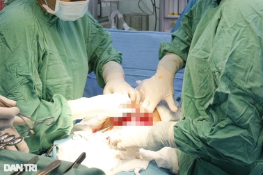 Căn bệnh khiến mẹ 37 tuổi phải "sinh non muộn", 3 mạng người lâm nguy