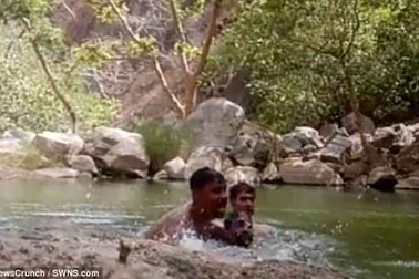 3 du khách nam vô tình quay được cảnh mình bị đuối nước