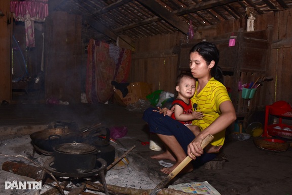 Người phụ nữ khuyết tật cật lực chăm lo mẹ già, bác bị liệt và 2 con nhỏ