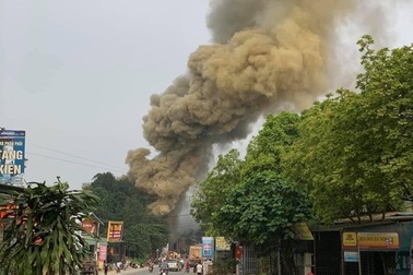 Quán karaoke bốc cháy ngùn ngụt, cửa hàng mỹ nghệ bị "vạ lây"