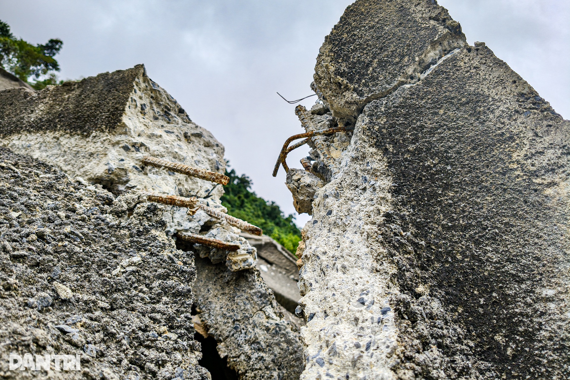 Mái chống sạt lở vỡ vụn, nằm vắt vẻo trên cao tốc La Sơn - Túy Loan - 4