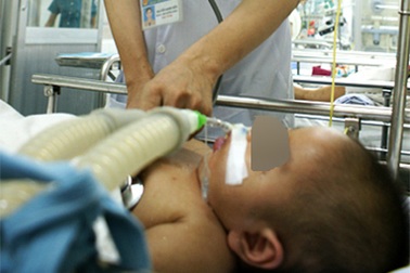 Bé 2 tuổi chết oan do chuyển viện chậm?