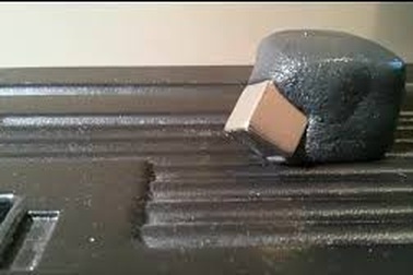 Clip: Kỳ lạ "viên đá" nuốt chửng cục sắt