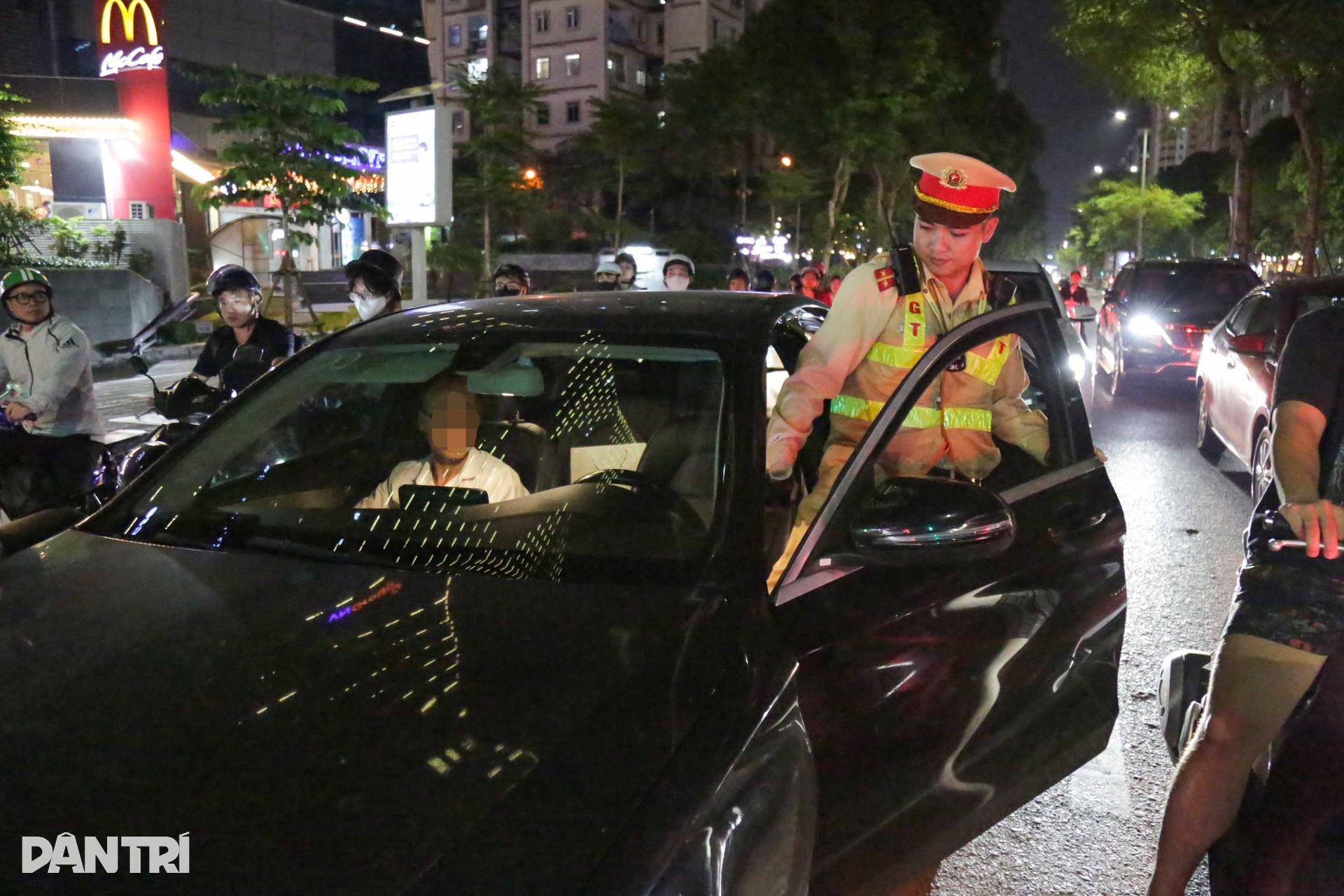 Tài xế ô tô Mercedes dính cồn kịch khung vẫn lái xe chở bạn - 6 Tài xế ô tô Mercedes dính cồn kịch khung vẫn lái xe chở bạn - 6