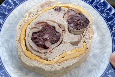 Độc lạ món giò Thái Bình làm từ lòng lợn luộc cho mâm cơm ngày Tết