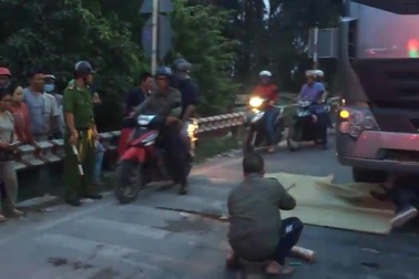 Xe đầu kéo cán chết người ngay dốc cầu vào vòng xoay “tử thần”