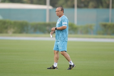 HLV Park Hang Seo chia quân do thám, lộ vẻ âu lo