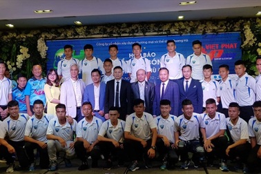 HLV Hồng Sơn dẫn dắt đội bóng của Chủ tịch Triệu Quang Hà