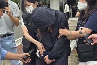 Phụ huynh 10 lần đột nhập vào trường đánh cắp đề thi cho con