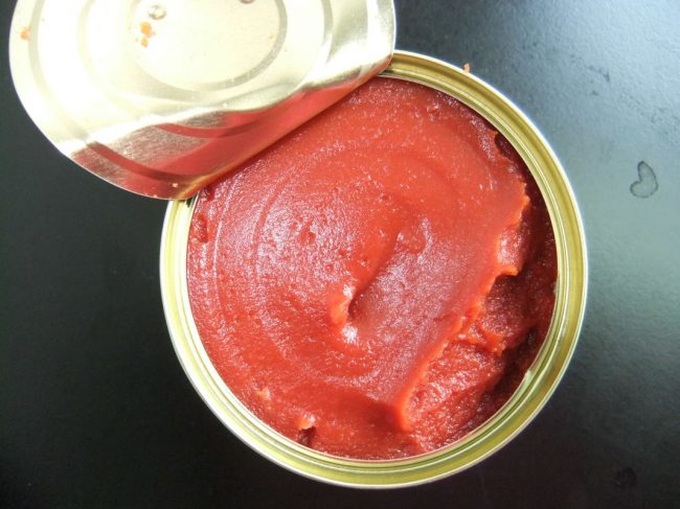 1. Sốt cà chua đóng hộp  newmanfoods.com Sốt cà chua đóng hộp là một kẻ giết người ngụy trang. Nó có một nguồn đường ẩn và thậm chí bạn sẽ không bao giờ nghĩ rằng nó có thể dẫn đến tăng nguy cơ béo phì, tiểu đường, bệnh tim và thậm chí là sâu răng. Để tránh những vấn đề này, hãy sử dụng cà chua tươi để tự làm nước sốt, hoặc chuyển sang cà chua xay nhuyễn mà không cần thêm đường hoặc muối và thêm gia vị của riêng bạn. Hoặc ít nhất là đi cho các thương hiệu có ít đường và natri.