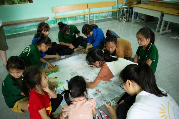 Đoàn tình nguyện với trẻ em thôn Cao Ngõi.