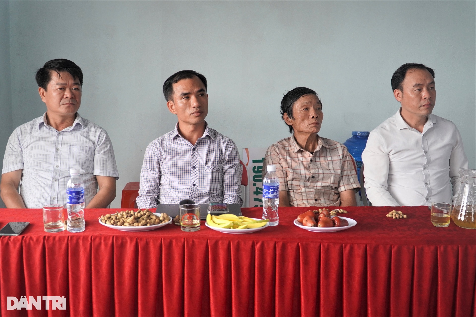 Nhờ tấm lòng bạn đọc Dân trí, vợ chồng khờ cùng 3 con thơ có ngôi nhà mới - 2 Nhờ tấm lòng bạn đọc Dân trí, vợ chồng khờ cùng 3 con thơ có ngôi nhà mới - 2