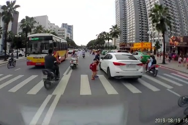 Ngán ngẩm với ý thức nhường đường cho người đi bộ của nhiều tài xế Việt