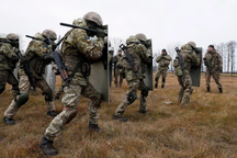 Ukraine ban hành lệnh giới nghiêm gần biên giới, Belarus sẵn sàng chiến đấu