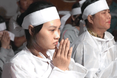 Lập bàn thờ tạm giữa căn nhà ngóng người cha mất tích trong lũ