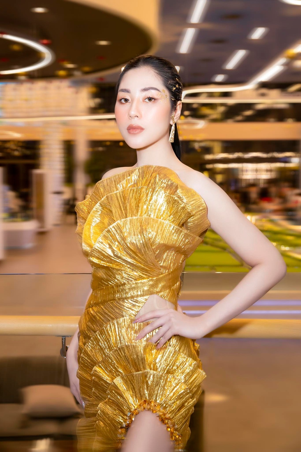 Hoa hậu Tô Diệp Hà xuất hiện quyến rũ trong bộ đầm vàng ấn tượng - 1 Hoa hậu Tô Diệp Hà xuất hiện quyến rũ trong bộ đầm vàng ấn tượng - 1
