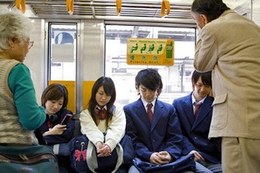 Vì sao người già ở Nhật không được nhường ghế trên tàu điện ngầm?