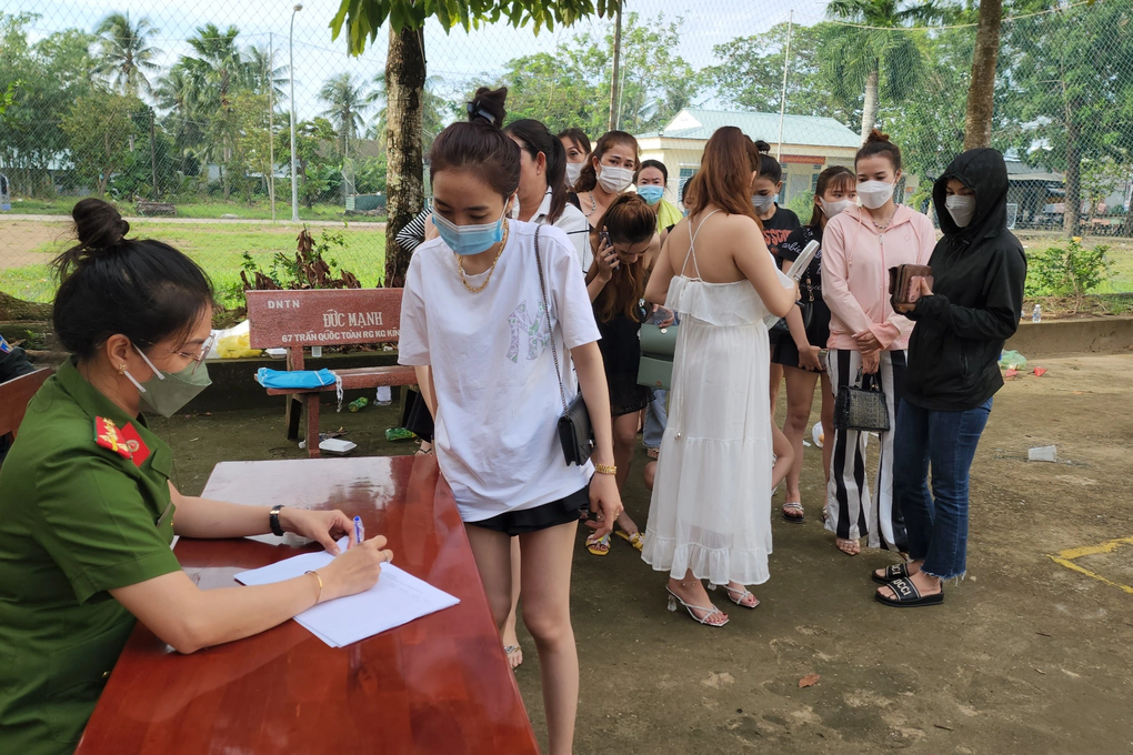 Hơn 100 khách trong quán bar Paradise dương tính với chất ma túy - 3 Hơn 100 khách trong quán bar Paradise dương tính với chất ma túy - 3