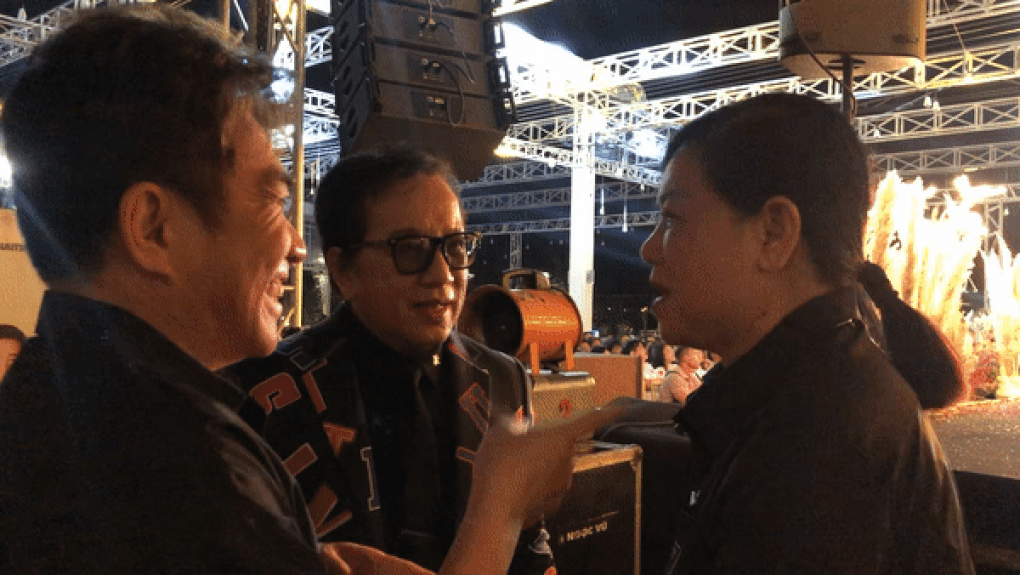 42 năm bên nhau, bà xã kém tuổi vẫn dành cho Elvis Phương hành động bất ngờ - 3 42 năm bên nhau, bà xã kém tuổi vẫn dành cho Elvis Phương hành động bất ngờ - 3