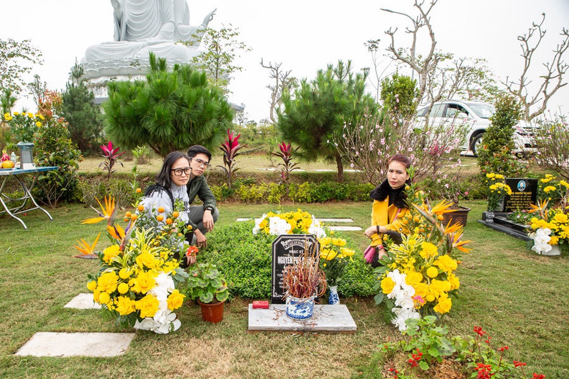 Ngọc Anh 3A về nước, nghẹn ngào hát trước mộ nhạc sĩ Phú Quang - 2 Ngọc Anh 3A về nước, nghẹn ngào hát trước mộ nhạc sĩ Phú Quang - 2