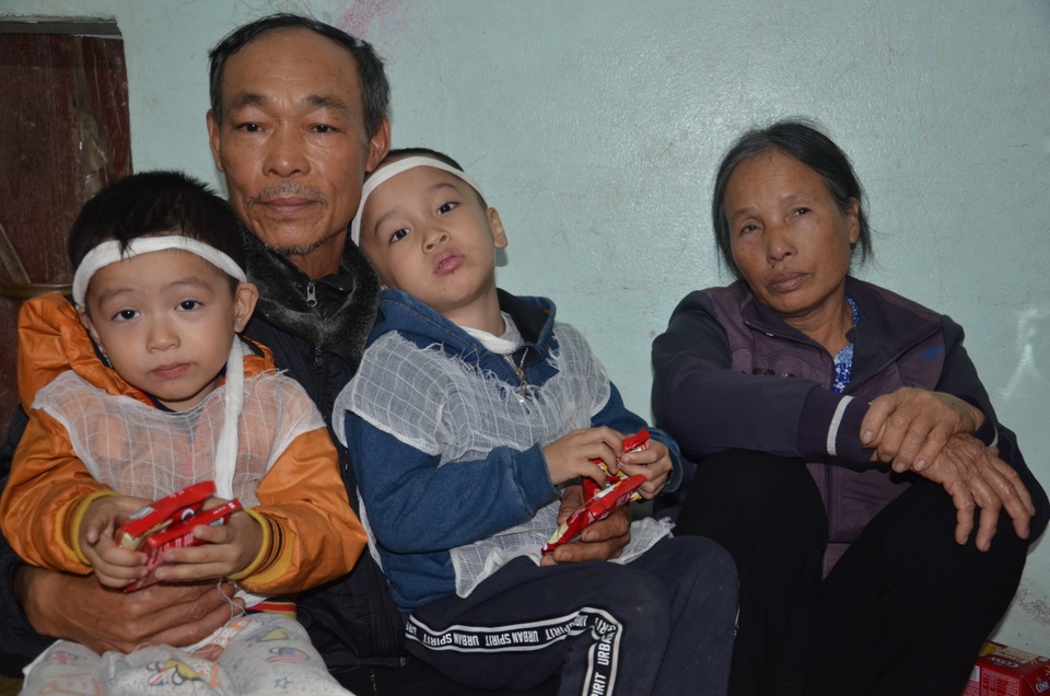 Đau nhói lòng cảnh người cha qua đời bỏ lại hai con nhỏ và người vợ liệt - 4 Đau nhói lòng cảnh người cha qua đời bỏ lại hai con nhỏ và người vợ liệt - 4