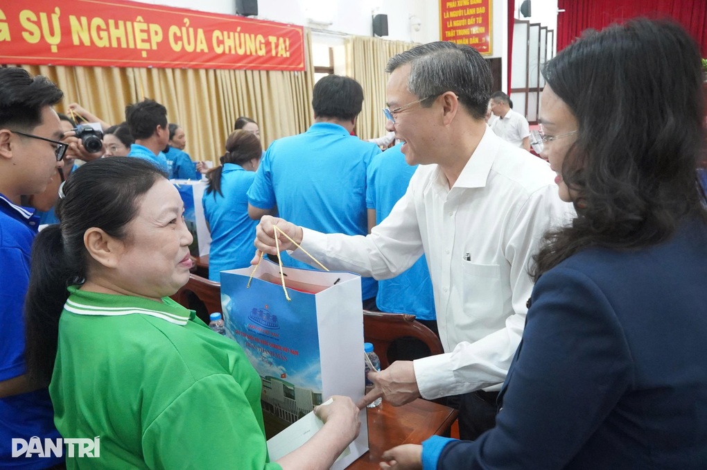 Chủ tịch Quốc hội trao tặng quà gia đình chính sách, hộ nghèo tại Cần Thơ - 3 Chủ tịch Quốc hội trao tặng quà gia đình chính sách, hộ nghèo tại Cần Thơ - 3