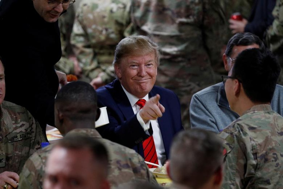 Ông Trump bí mật thăm vùng chiến sự, phục vụ đồ ăn cho quân nhân Mỹ - 1 Ông Trump bí mật thăm vùng chiến sự, phục vụ đồ ăn cho quân nhân Mỹ - 1