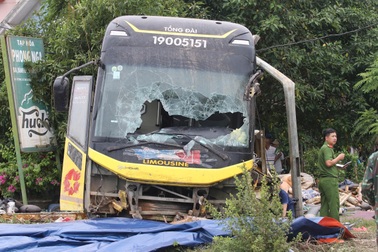 Vụ lật xe khách 10 người chết: Mưa, đường dốc nhưng tài xế chạy quá tốc độ