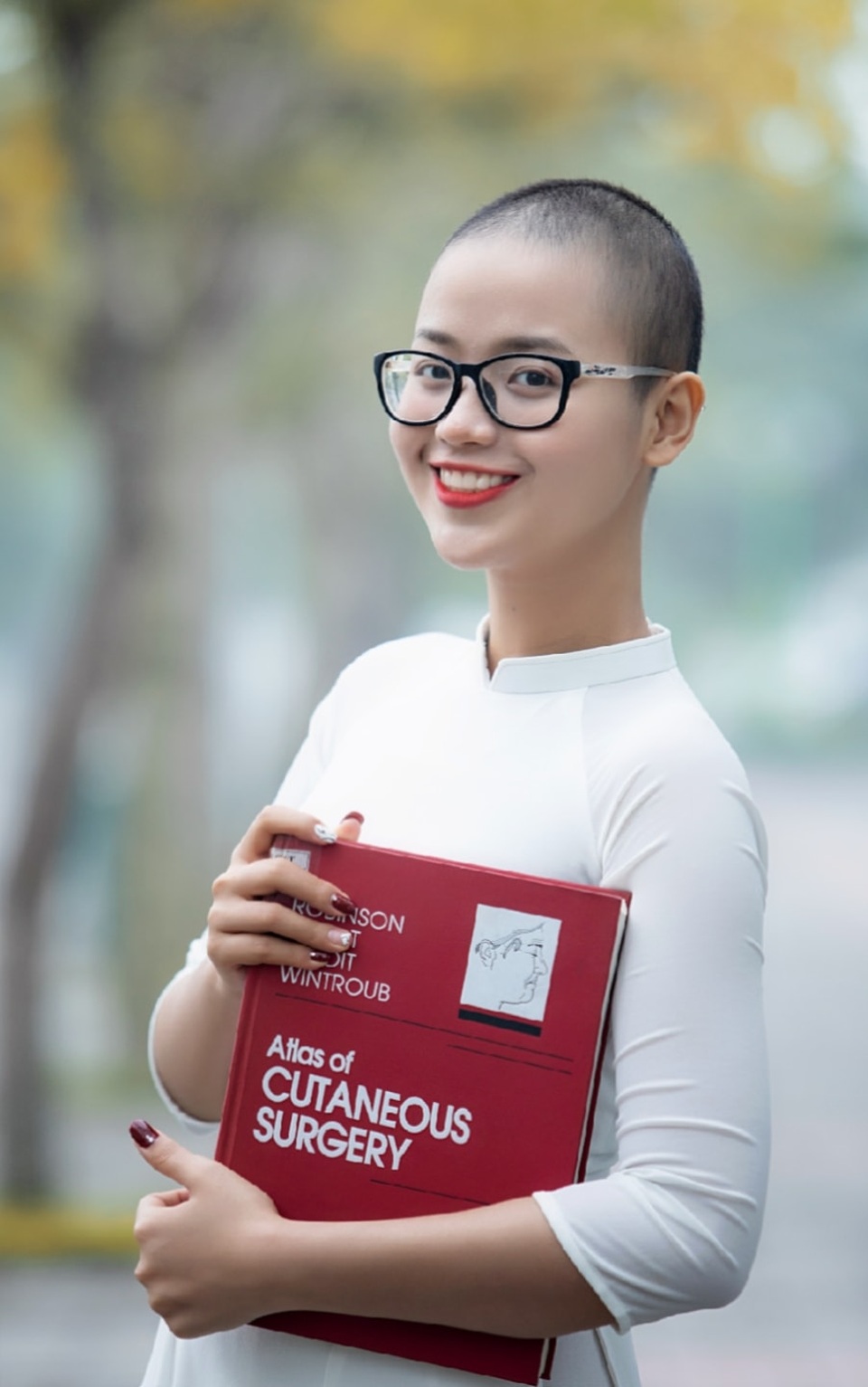 Nữ sinh Ngoại thương mắc ung thư vú lột xác đầy bất ngờ - 5 Nữ sinh Ngoại thương mắc ung thư vú lột xác đầy bất ngờ - 5