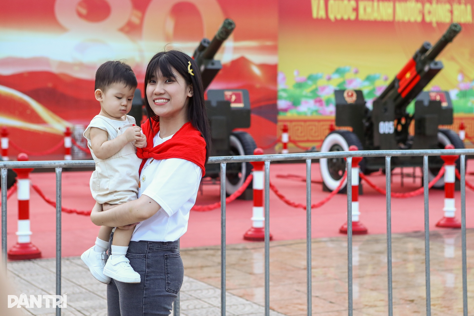 Người dân vượt hàng trăm cây số tới chụp ảnh cùng dàn pháo lễ - 3