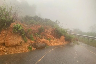 Đất đá đổ ập xuống đèo Đại Ninh, giao thông Đà Lạt - Phan Thiết chia cắt