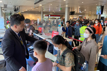 Sân bay Tân Sơn Nhất đông nghịt hành khách vào mùng 2 Tết