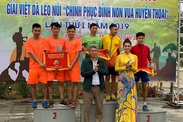 Hoa hậu Việt Nam 2018 cùng hàng trăm vận động viên chinh phục đỉnh Non Vua huyền thoại