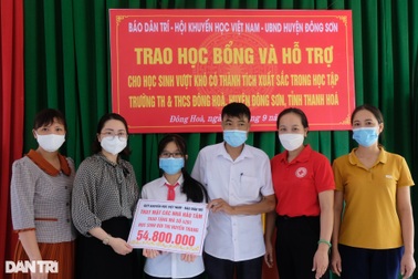 Nữ sinh mồ côi tiếp tục đón nhận quà từ bạn đọc