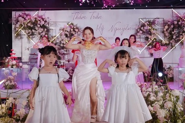 Cô dâu xinh đẹp ở Bình Phước đeo hồi môn "khủng" cùng mẹ nhảy cực sung