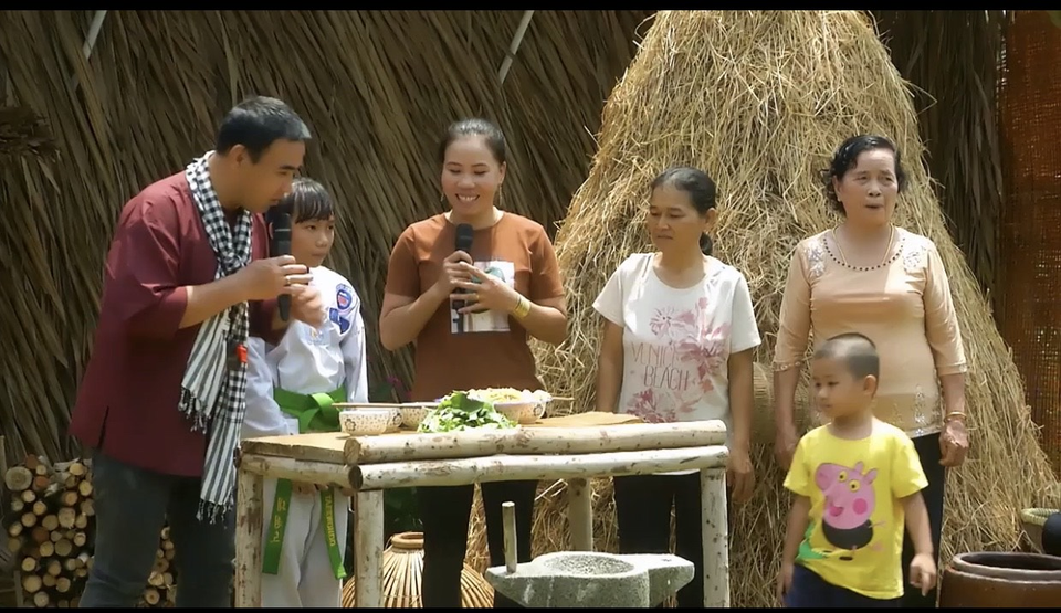 Quyền Linh và em trai Quyền Lộc chung tay lan toả sự ấm áp gia đình - 3 Quyền Linh và em trai Quyền Lộc chung tay lan toả sự ấm áp gia đình - 3