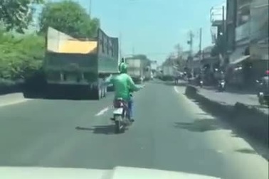 Giật mình nam thanh niên vừa đi xe máy, vừa thả cả hai tay để... nhảy múa