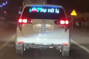 Hài hước ô tô lắp đèn cảnh báo "Phụ nữ lái xe"