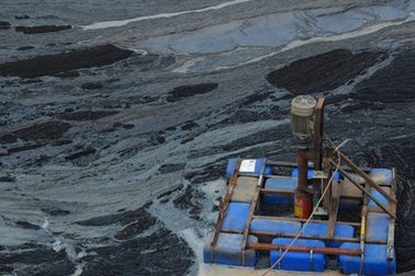 Người dân khổn đốn vì nước thải bẩn 