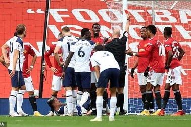 Cổ động viên Man Utd nổi cơn thịnh nộ vì Lamela không phải nhận thẻ đỏ