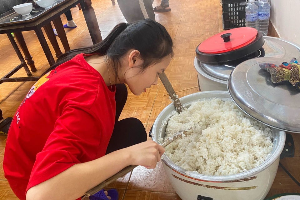 Người lao động nghèo, sinh viên xa nhà ấm lòng với Quán cơm 5000 - 3 Người lao động nghèo, sinh viên xa nhà ấm lòng với Quán cơm 5000 - 3