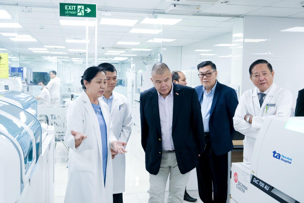 Giáo sư, Hiệp sĩ Anh gốc Việt trao đổi với 300 nhà khoa học Việt Nam - 4 Giáo sư, Hiệp sĩ Anh gốc Việt trao đổi với 300 nhà khoa học Việt Nam - 4
