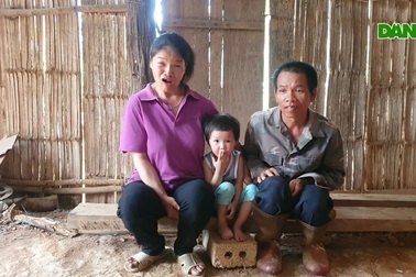 Vợ thiểu năng, chồng câm điếc nuôi con thơ trong căn nhà tồi tàn