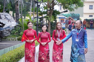 Dàn hoa hậu, nghệ sĩ thức trắng đêm vẫn rạng rỡ tham gia diễu binh 30/4 - 11
