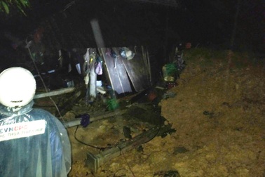 Sạt lở đất đá vùi lấp nhà dân, 6 người chạy thoát thân